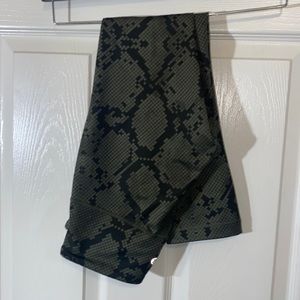 Lululemon Wunder Under Crop III *Full-On Ziggy Snake Fatigue Gator Green 4